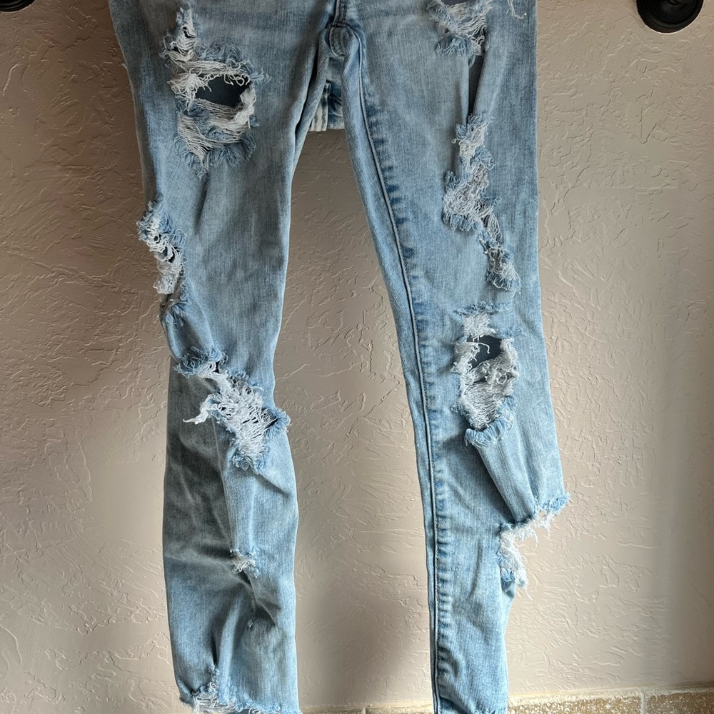 Distressed skinny jeans